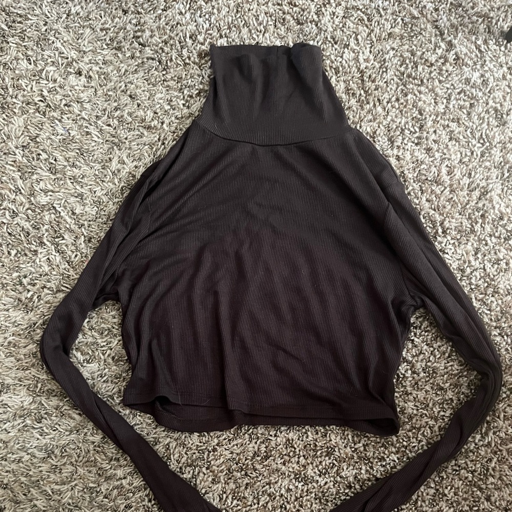 Long sleeve, turtle neck, crop top